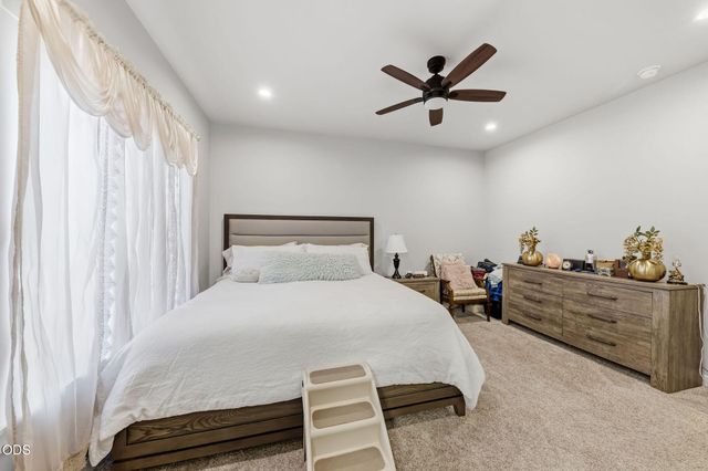 211 Christopher Way, Talent, OR 97540