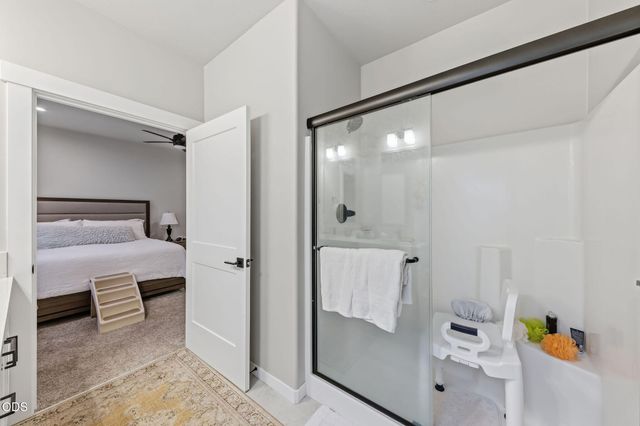 211 Christopher Way, Talent, OR 97540