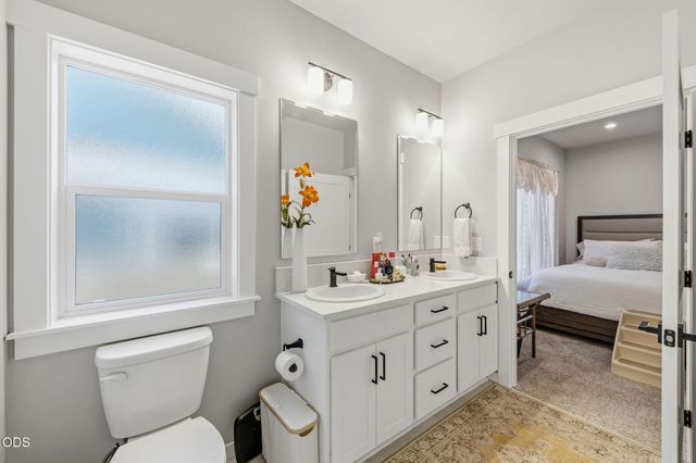 211 Christopher Way, Talent, OR 97540