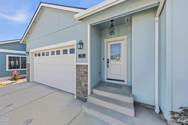 211 Christopher Way, Talent, OR 97540