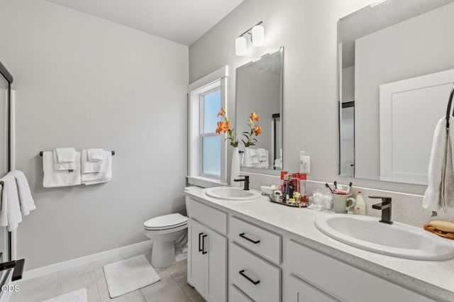 211 Christopher Way, Talent, OR 97540
