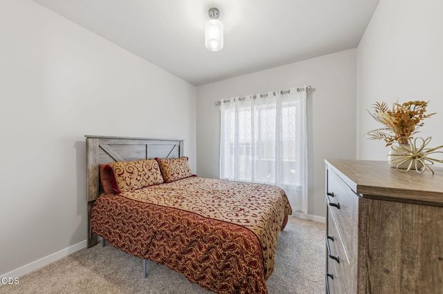 211 Christopher Way, Talent, OR 97540