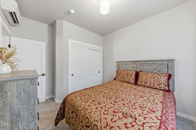 211 Christopher Way, Talent, OR 97540