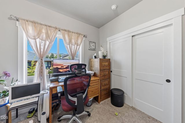 211 Christopher Way, Talent, OR 97540