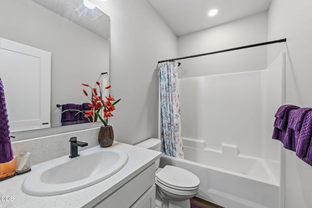 211 Christopher Way, Talent, OR 97540