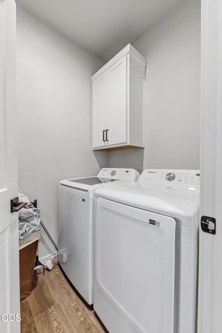 211 Christopher Way, Talent, OR 97540