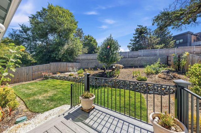 211 Christopher Way, Talent, OR 97540