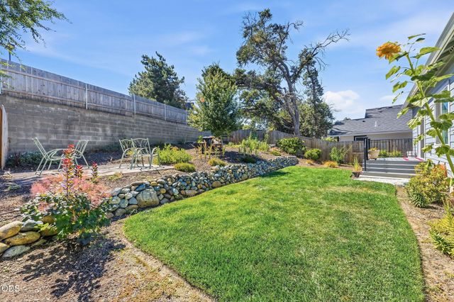 211 Christopher Way, Talent, OR 97540
