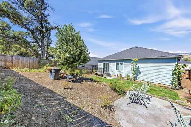 211 Christopher Way, Talent, OR 97540