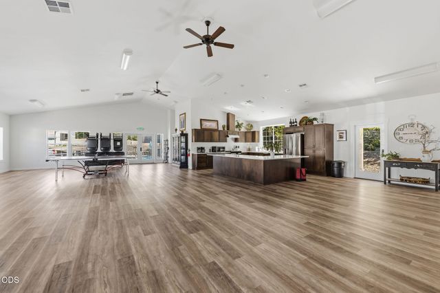 211 Christopher Way, Talent, OR 97540