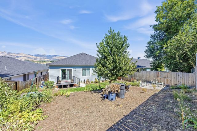 211 Christopher Way, Talent, OR 97540