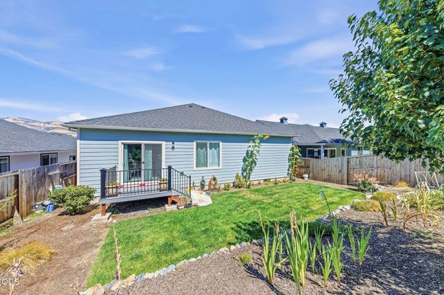 211 Christopher Way, Talent, OR 97540