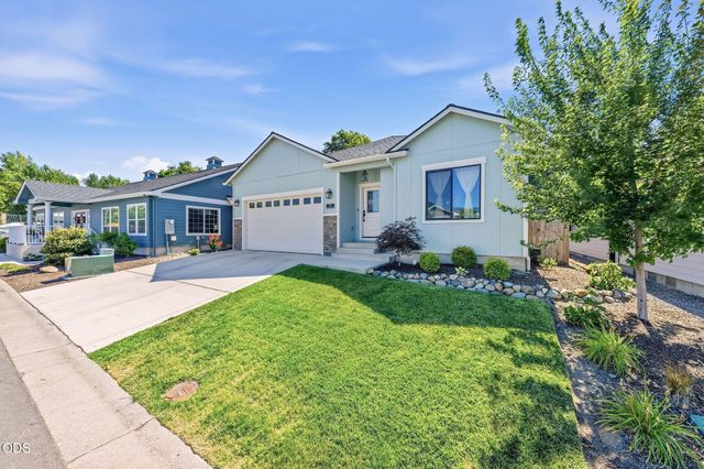 211 Christopher Way, Talent, OR 97540