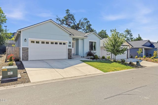 211 Christopher Way, Talent, OR 97540