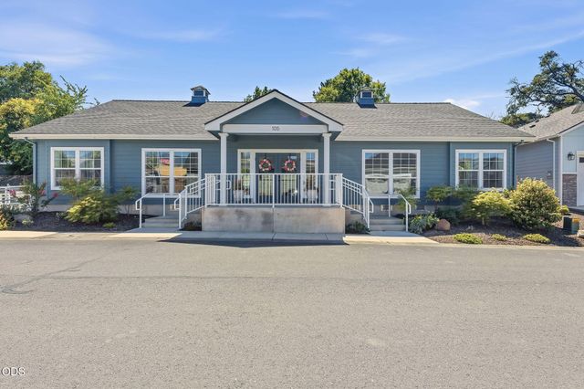 211 Christopher Way, Talent, OR 97540