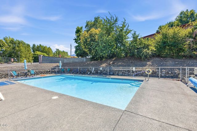 211 Christopher Way, Talent, OR 97540