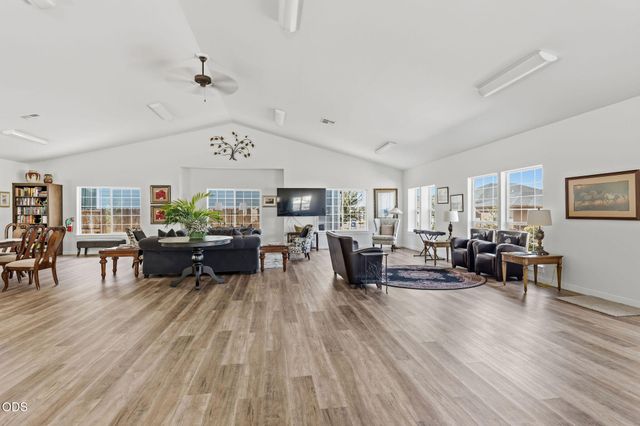 211 Christopher Way, Talent, OR 97540
