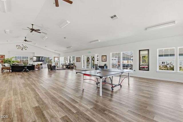211 Christopher Way, Talent, OR 97540