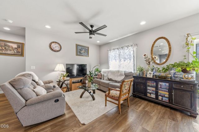 211 Christopher Way, Talent, OR 97540