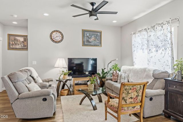 211 Christopher Way, Talent, OR 97540