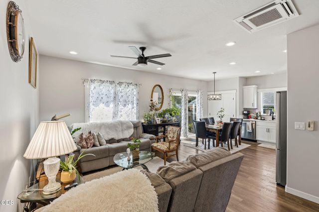 211 Christopher Way, Talent, OR 97540