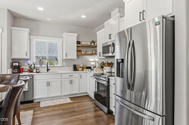 211 Christopher Way, Talent, OR 97540