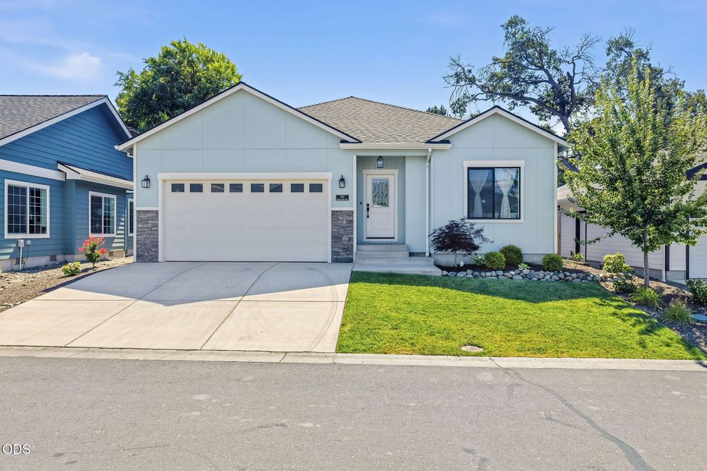 211 Christopher Way, Talent, OR 97540