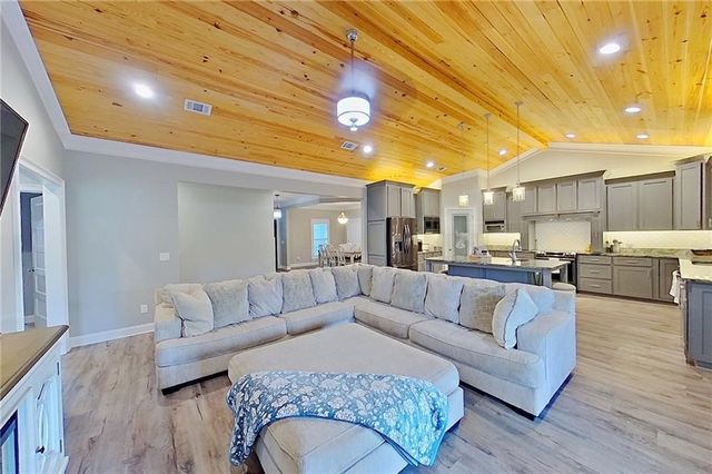 1296 N River Oaks Drive, Blackshear, GA 31516