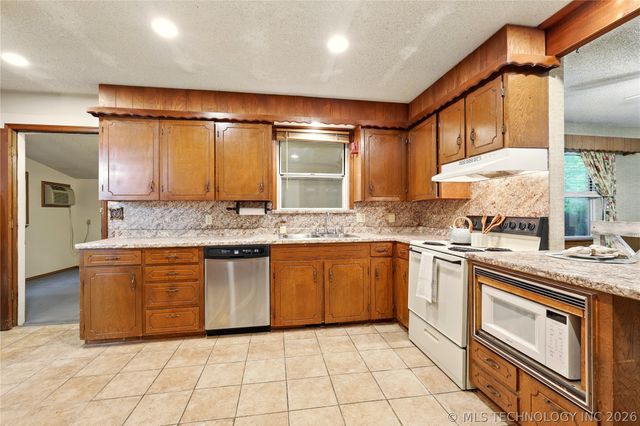 73645 Cyclone Circle, Wagoner, OK 74467