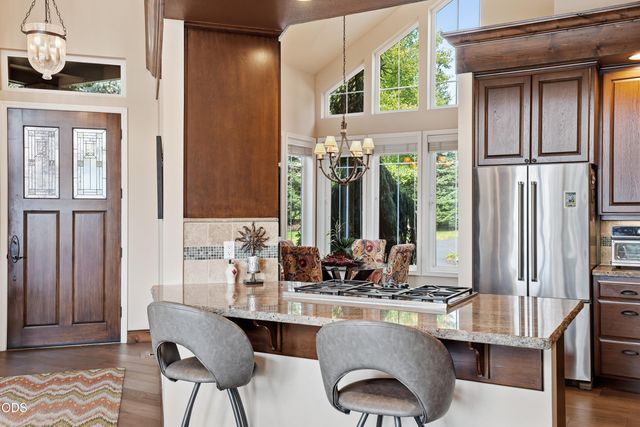 61927 Fall Creek Loop, Bend, OR 97702