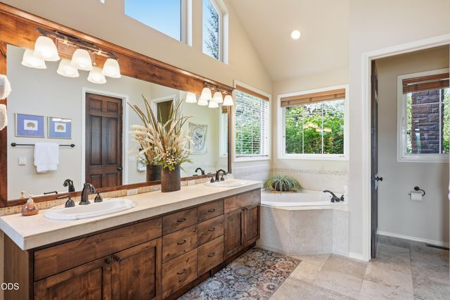 61927 Fall Creek Loop, Bend, OR 97702