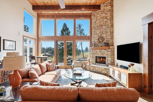 61927 Fall Creek Loop, Bend, OR 97702