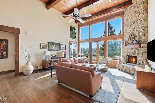 61927 Fall Creek Loop, Bend, OR 97702