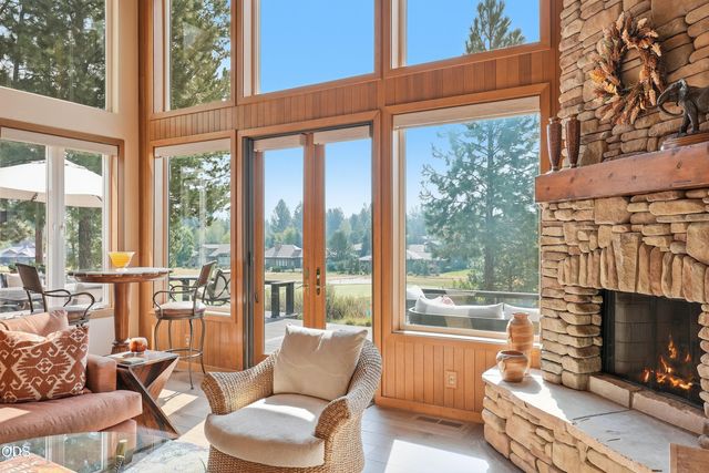 61927 Fall Creek Loop, Bend, OR 97702