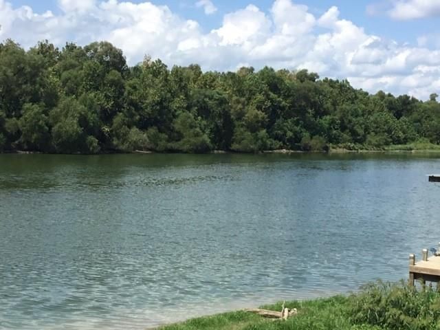351 S Lakeside Drive, Huntsville, TX 77320