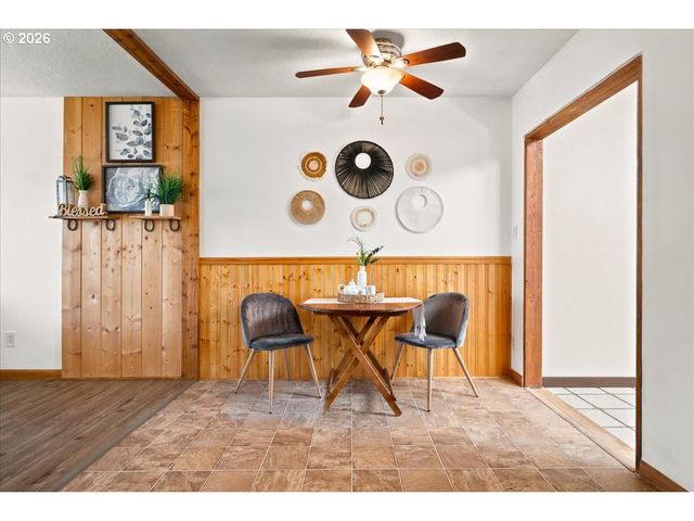 340 E GLOUCESTER St, Gladstone, OR 97027