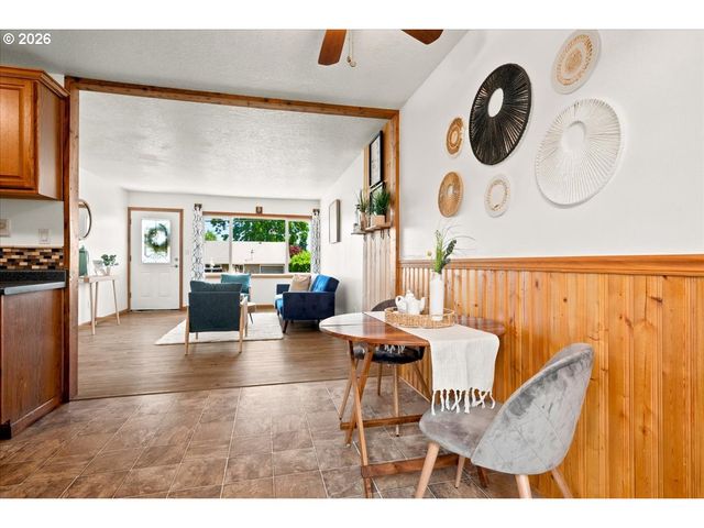 340 E GLOUCESTER St, Gladstone, OR 97027