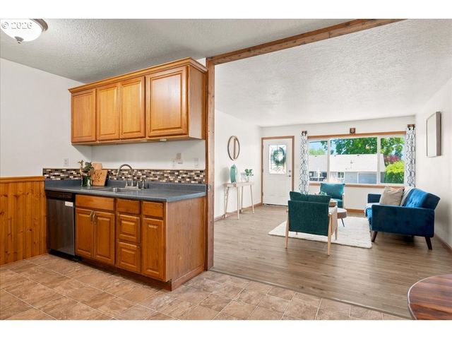 340 E GLOUCESTER St, Gladstone, OR 97027