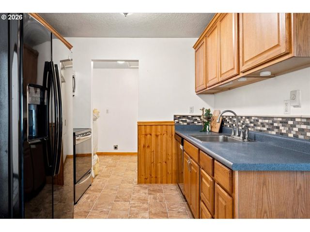 340 E GLOUCESTER St, Gladstone, OR 97027