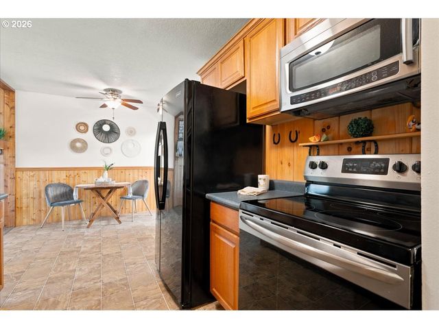340 E GLOUCESTER St, Gladstone, OR 97027