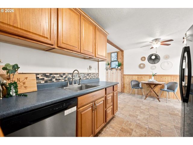 340 E GLOUCESTER St, Gladstone, OR 97027