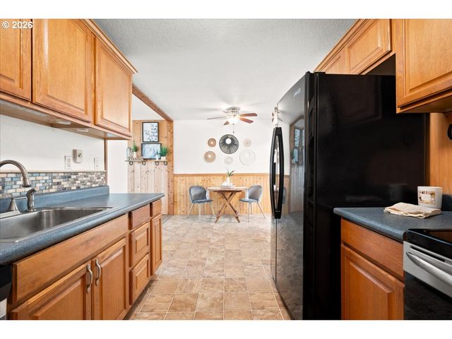 340 E GLOUCESTER St, Gladstone, OR 97027