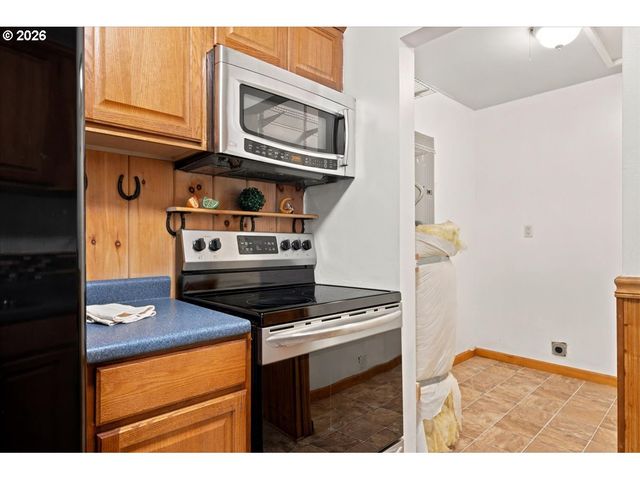 340 E GLOUCESTER St, Gladstone, OR 97027