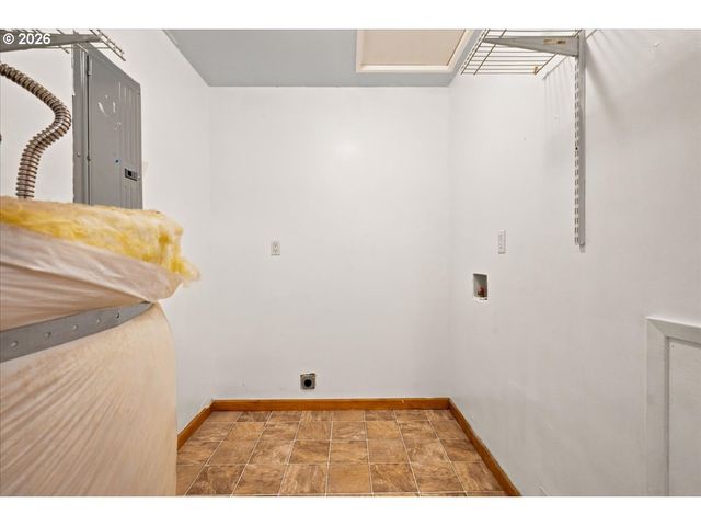 340 E GLOUCESTER St, Gladstone, OR 97027