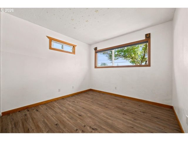 340 E GLOUCESTER St, Gladstone, OR 97027