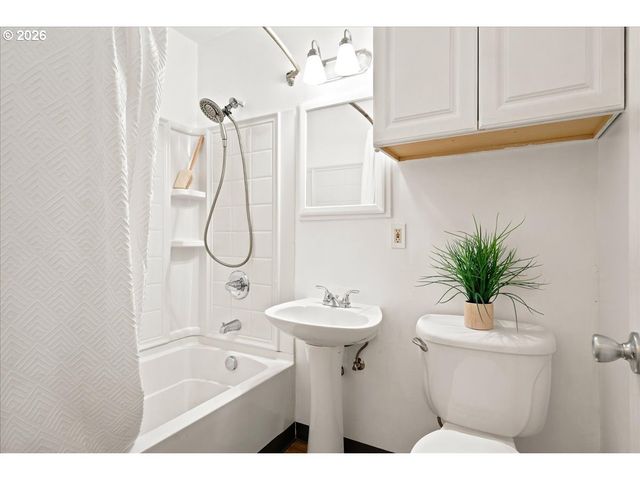 340 E GLOUCESTER St, Gladstone, OR 97027