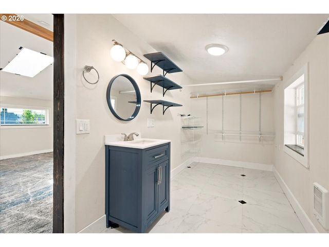 340 E GLOUCESTER St, Gladstone, OR 97027