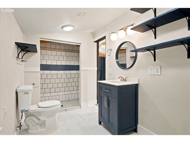 340 E GLOUCESTER St, Gladstone, OR 97027