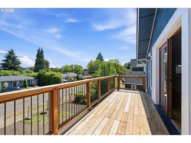 340 E GLOUCESTER St, Gladstone, OR 97027