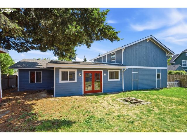 340 E GLOUCESTER St, Gladstone, OR 97027